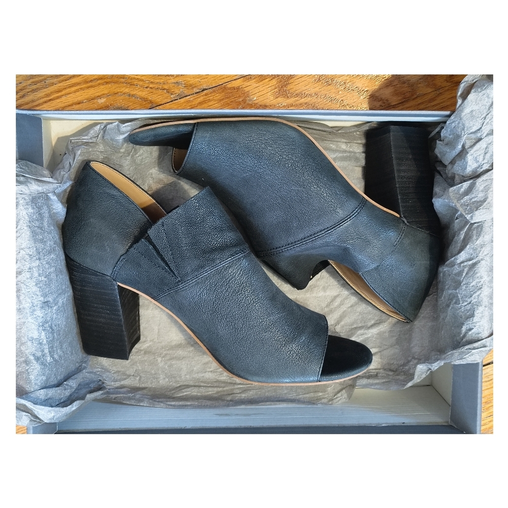 like new & incredibly comfortable soft leather dark grey heels